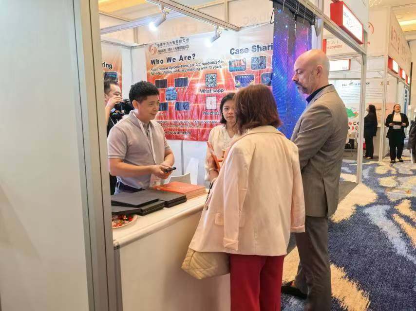 Conectándonos unos a otros con la luz como puente: Una maravillosa reseña de la exposición de Dubai